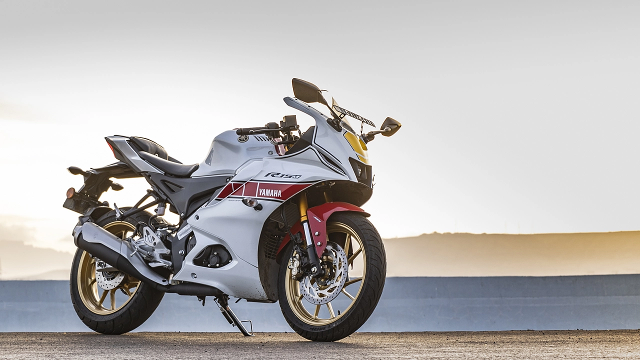 Yamaha YZF R15 V4.0 Intensity White image